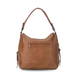 Cartera negra de cuero sintético con apertura superior y cierre con solapa. Tiene un bolsillo frontal con broche magnético y cierre, dos bolsillos internos y un bolsillo divisor en el forro. Incluye bolsillos laterales con cierre y correa larga regulable.