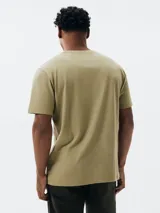 Camiseta básica de manga corta, cuello redondo y calce regular, color rojo jaspeado.