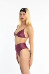 Top de bikini triangular color borgoña, con textura acanalada y breteles finos regulables.