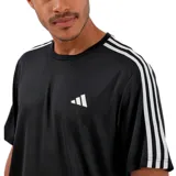Remera deportiva Adidas negra con tres rayas blancas en los hombros y logo blanco en el pecho.