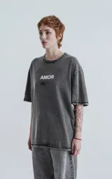 Remera negra de algodón con estampa sublimada en el frente con la palabra 'AMOR' y dibujos de manos, llaves, corazones y otros símbolos.