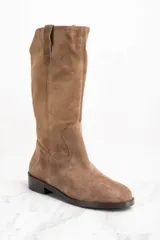 Bota de caña media color marrón de cuero gamuzado, con detalle de tira vertical en la parte superior de la caña.