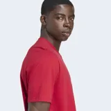 Remera de algodón color rojo, corte regular, con cuello redondo y manga corta. Presenta el escudo del Liverpool F.C. estampado en blanco en el pecho, junto con el logo de Adidas.