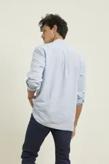 Camisa amarilla de lino con cuello mao y manga larga.