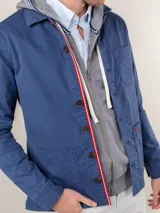 Sobrecamisa azul de hombre confeccionada en tejido gabardina de 97% algodón y 3% elastano. Corte regular fit, cuello clásico, bolsillos tipo parche y cierre con botones.