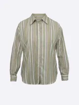 Camisa de manga larga a rayas verdes, marrones y blancas, confeccionada en lino y algodón. Tiene cuello clásico, cierre frontal con botones y corte holgado.
