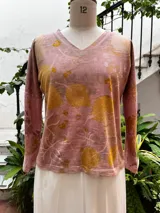 Remera rosa de manga larga con escote en V y estampado botánico.