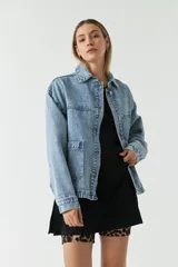 Campera de jean celeste con bolsillos tipo cartera y cierre frontal con botones.