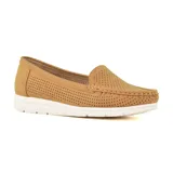 Mocasines color camel con capellada perforada y suela blanca.