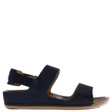 Sandalias negras con ajuste de velcro en el tobillo y en el empeine.