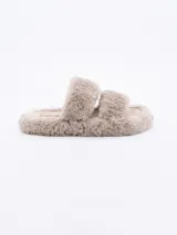 Pantuflas marrones de piel sintética con doble tira ancha.