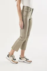Pantalón flare de tiro medio en oro metalizado, con calce al cuerpo y tejido cómodo.