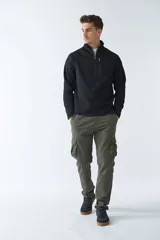 Buzo negro de tejido bondeado con medio cierre y logo en goma.