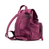 Mochila de poliéster color púrpura con solapa y sujetador. Tiene un bolsillo interno con cierre, dos bolsillos internos abiertos y dos bolsillos externos con cierre. La correa es regulable y los herrajes son plateados. El interior es de tela de algodón y poliéster.