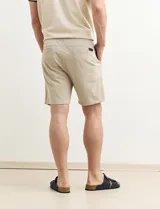 Bermuda de gabardina color gris oscuro, corte recto y largo a la rodilla.