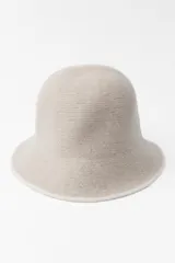 Gorro tipo bucket color beige confeccionado en mezcla de lana.