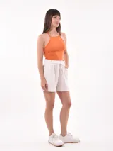 Musculosa negra con cuello halter y espalda descubierta.