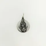 Medalla redonda de plata 925 con la imagen en relieve de la Virgen de los Treinta y Tres.