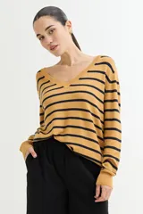 Sweater de algodón color ocre con rayas horizontales negras, escote en V y mangas largas.