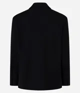 Blazer negro de mujer, modelo largo, con solapas y cierre cruzado de doble botonadura.