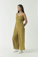 Mono largo color ladrillo con escote caído y tirantes finos.