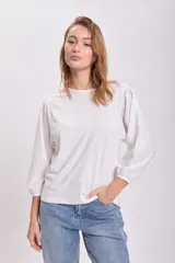 Remera blanca de corte suelto con mangas abullonadas y escote redondo.