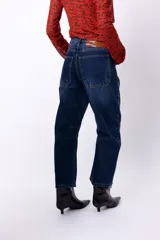 Jean slouch de denim azul, 100% algodón, de tiro medio.