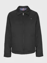 Campera negra con cuello camisero, cierre frontal con cremallera, dos bolsillos laterales y logo de Tommy Hilfiger bordado en el pecho.