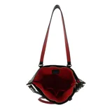 Bolso tipo tote de cuero sintético color marrón, con doble asa de hombro y correa bandolera extraíble. Tiene un aplique metálico dorado con forma de labios y el logo de la marca grabado en el frente.