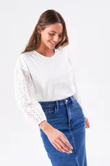 Remera blanca de algodón con mangas largas abullonadas de broderie.