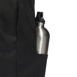Mochila Adidas Power negra con tres tiras blancas en el frente y logo de Adidas en la parte superior. Cuenta con múltiples bolsillos, compartimento acolchado para laptop, panel de malla transpirable en la espalda y correas acolchadas ajustables.