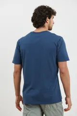 Remera azul oscuro de corte recto y manga corta, con estampado frontal de texto en color gris.