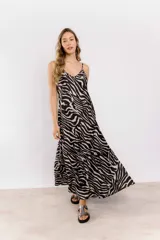 Vestido largo negro de satén con breteles finos y escote en V.