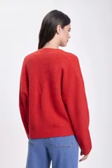 Saco de punto rojo con botones marrones, corte holgado y tejido texturizado. Ideal para usar sobre camisas o remeras.