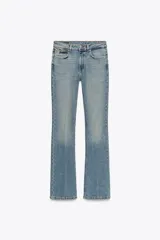 Pantalón de jean azul oscuro, de tiro bajo, corte slim fit y bootcut. Con cinco bolsillos y cierre frontal con cremallera y botón.