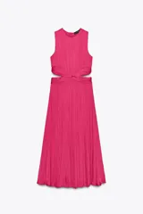 Vestido midi fucsia de satén, con cuello redondo y sin mangas. Presenta un nudo en la parte delantera y aberturas laterales en la cintura con frunces. Cierre en la espalda con cremallera oculta.