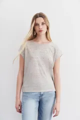 Remera azul marino de lino con mangas cortas y calce relajado. Presenta tachas termo fijadas en el frente.