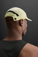 Gorra deportiva color verde lima, con visera y confeccionada en tejido técnico perforado. Tiene ajuste elástico en la parte posterior y logo estampado en el lateral.