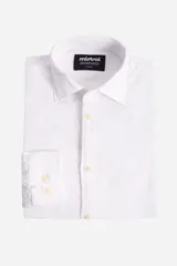 Camisa blanca de manga larga con textura, logo bordado y corte clásico.