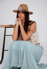 Falda larga de algodón y viscosa color celeste, con cintura elastizada y cordón ajustable.