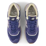 Championes urbanos New Balance modelo U574, color morado con detalles en beige y azul, confeccionados en gamuza y malla, con logo "N" característico en los laterales y entresuela ENCAP.