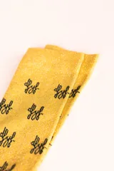 Calcetines dorados con glitter y logo Dfyf en negro.