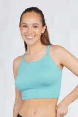Musculosa corta de tela rib color celeste, con espalda baja y breteles finos cruzados.