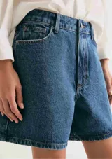 Short de jean azul de tiro alto con bolsillos delanteros y traseros.