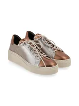 Sneaker de cuero color beige con suela elevada y cordones de algodón.