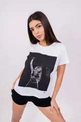 Remera blanca de algodón con estampado de la cantante Lali Espósito en blanco y negro.