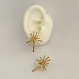 Par de caravanas doradas de acero quirúrgico hipoalergénico con baño en oro 18K, con forma irregular.