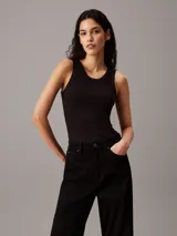 Remera negra de modal elástico con estructura de canalé, cuello redondo, corte slim y sin mangas.