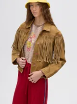 Campera de jean marrón claro con flecos en el pecho y mangas.