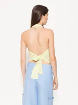 Top negro de tejido de punto con cuello halter y espalda descubierta.